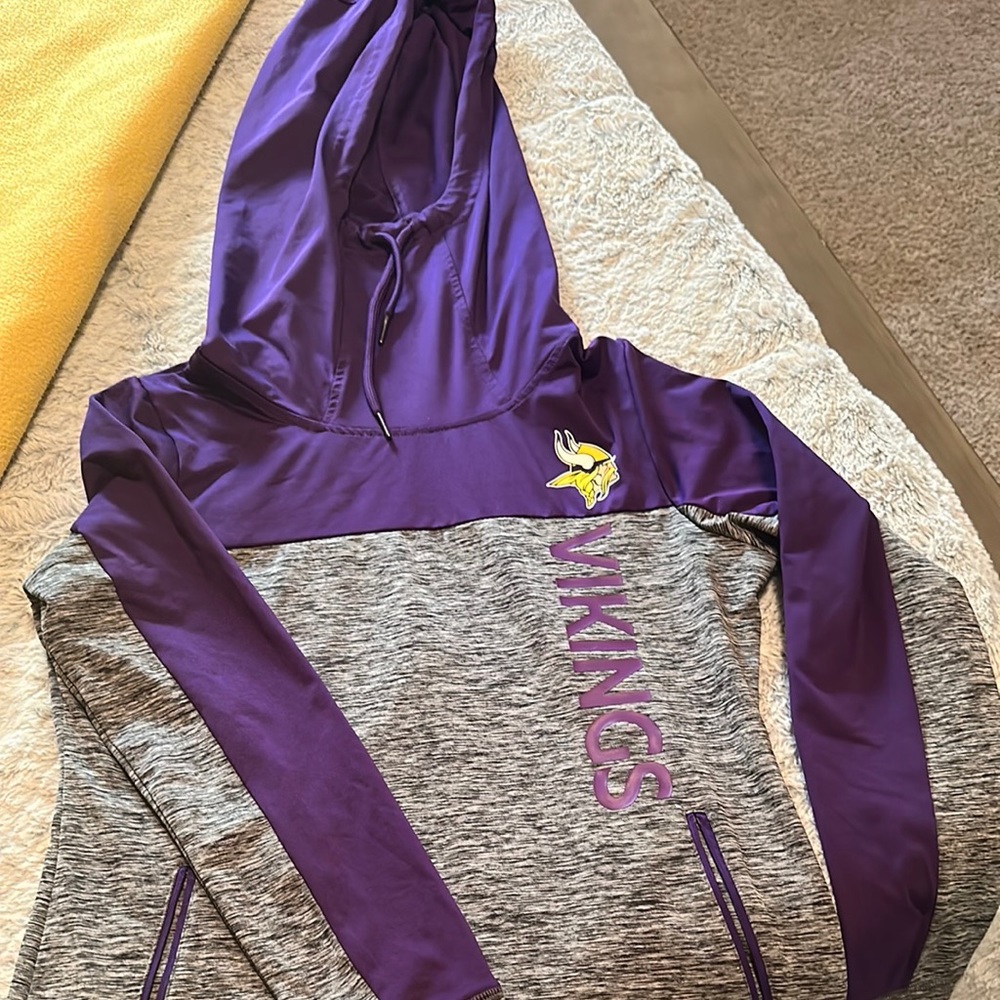 Women’s NFL Minnesota Vikings Sweatshirt with thumb holes and zip pockets. EUC